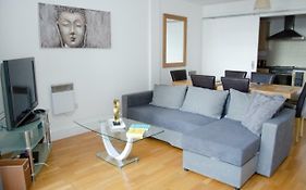 Serviced Apartment In Liverpool City Centre - Free Parking - Balcony - By Happy Days