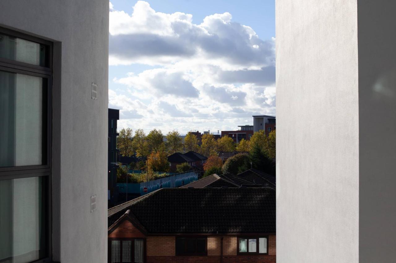 Serviced Apartment In Liverpool City Centre - Free Parking - Balcony - By Happy Days Exterior photo